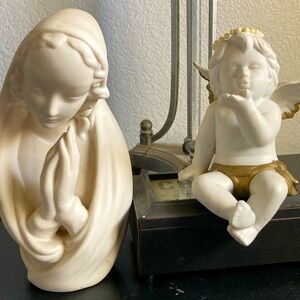 Ceramic figurines both white can be used for inside or outside